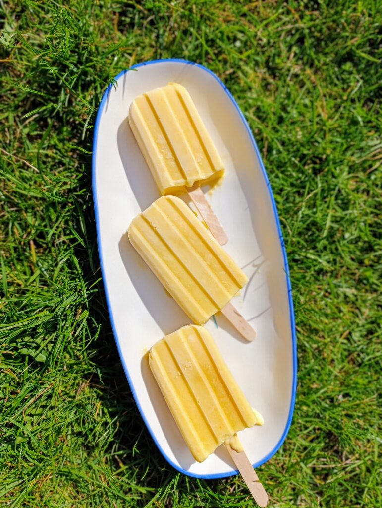 Mango-Quark-Stieleis aus nur drei Zutaten