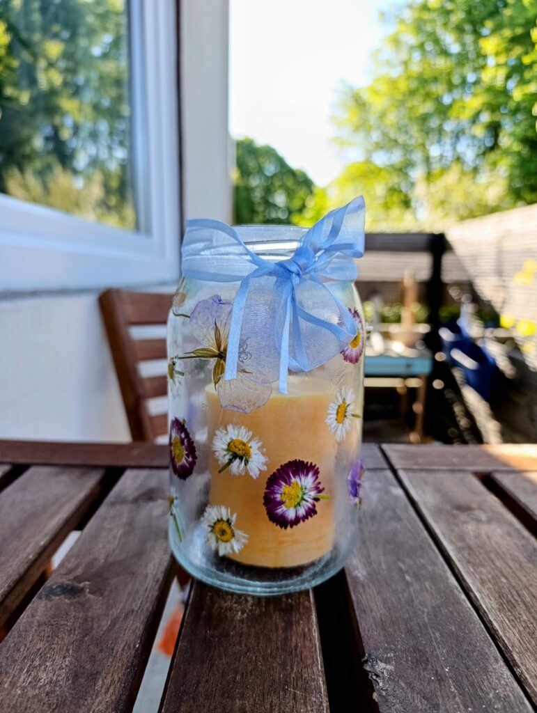 DIY Windlicht mit getrockneten Blumen