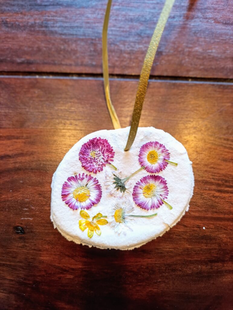 Salzteiganhänger mit getrockneten Blumen
